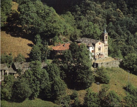 il borgo di Bagneri, sullo sfondo l'alta Valle Elvo