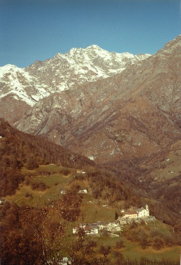 vista sul borgo di Bagneri, sullo sfondo l'alta Valle Elvo