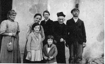don Canale con alcuni abitanti di Bagneri (anni '30?)
