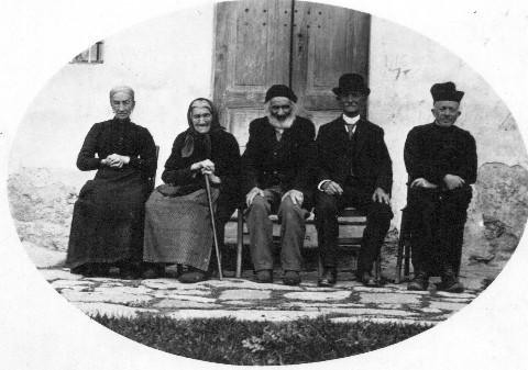 don Luigi Canale (a destra) con alcuni parrocchiani di Bagneri
