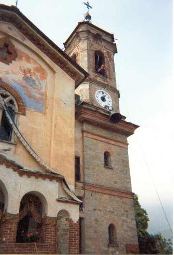 il bel campanile con l'orologio