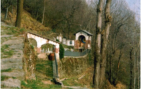 il cimitero di Bagneri - in fondo, la tomba dei parroci