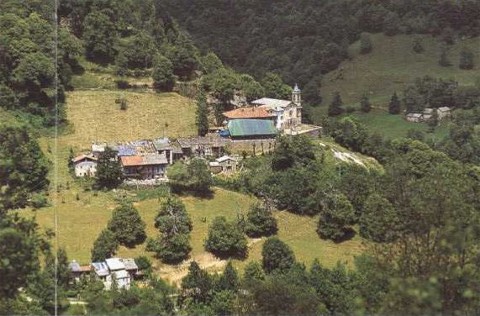 il borgo di Bagneri, con le case attorno alla Chiesa