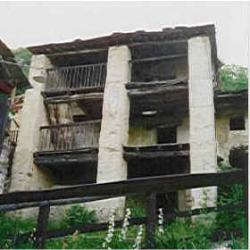 la casa con l'affresco della Madonna