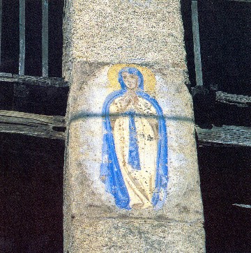 la Madonna affrescata sulla casa al centro del borgo