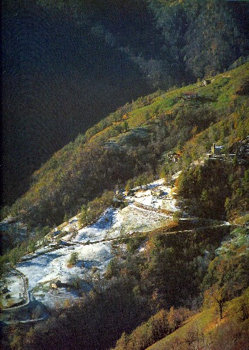la strada sale tra le cascine, verso la chiesa di Bagneri 