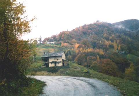 guardando avanti, si vedono i prati e le prime cascine di Bagneri...