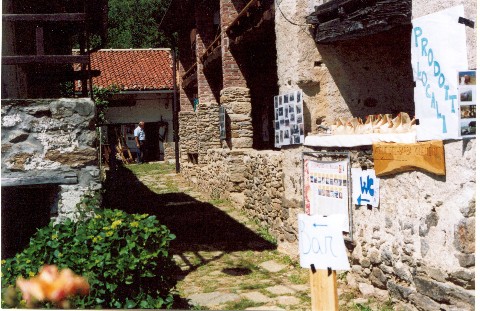 l'angolo del borgo di Bagneri con la cellula dell'ecomuseo