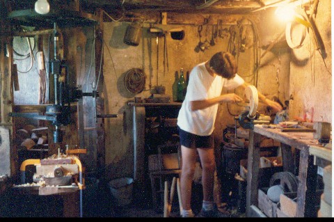 un ragazzo al lavoro nell'antica falegnameria