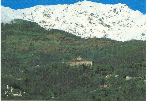 il borgo di Bagneri, sullo sfondo l'alta Valle Elvo