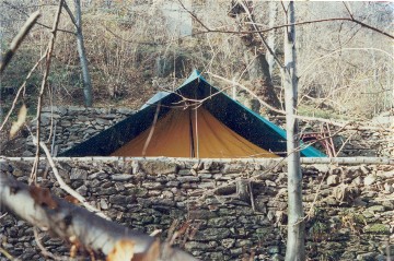 tenda di squadriglia sul pianetto terrazzato nel bosco