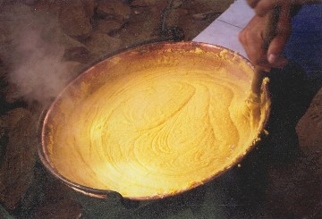 una buona polenta cucinata nel paiolo