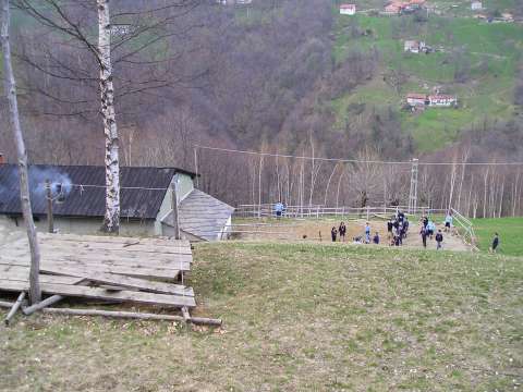 i prati sopra la cascina (con il campetto per giocare) 
