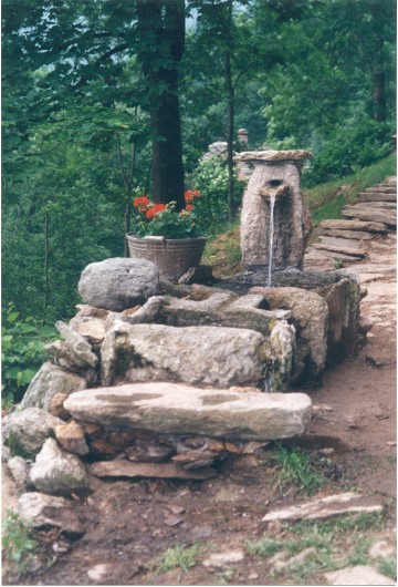 la fontana, abbellita dai fiori