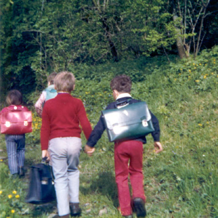 bambini verso la scuola