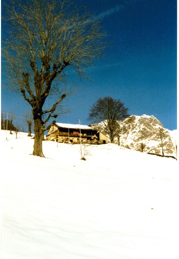 neve sulla baita e tutto attorno