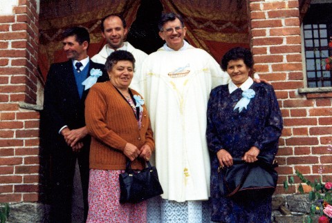 il Parroco padre Luciano con i Priori della Festa Patronale del 1995