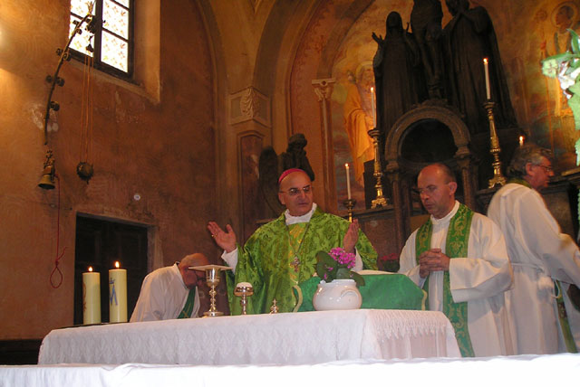 Mons. Mana celebra a Bagneri