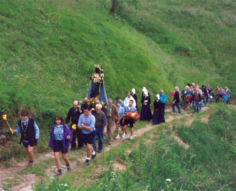 abitanti di Bagneri, scout e volontari accompagnano la Madonna di Oropa a Bagneri