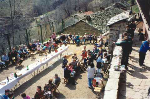 tavolata all'aperto per la festa dele erbette