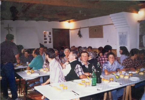residenti e amici di Bagneri in una occasione conviviale