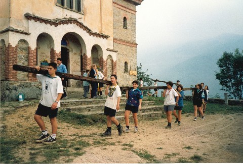 ancora una bella immagine di volontari e scout al lavoro