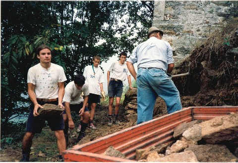 volontari e scout al lavoro