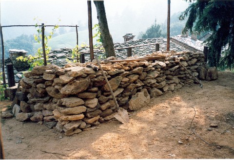 pietre da spostare per sistemare un muro di sostegno