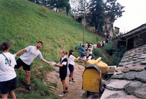 catena di volontari al lavoro
