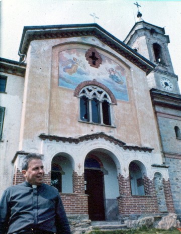 padre Bonelli davanti alla chiesa di Bagneri