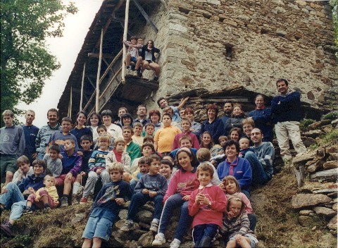 le famiglie di Giona davanti alla Casa di preghiera (set2000)
