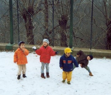 i bambini apprezzano sempre la neve...