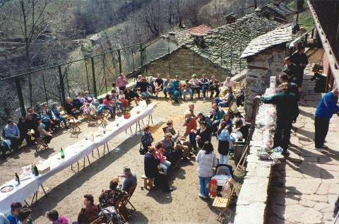 tavolata per una festa delle erbette a Pasquetta