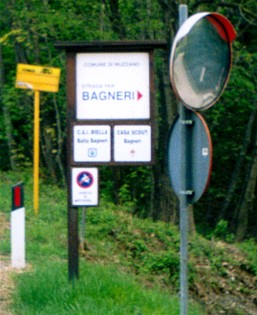 i cartelli all'inizio della strada per Bagneri