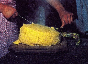 si taglia una polenta ancora fumante