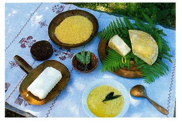 una tavolata di prodotti tipici biellesi