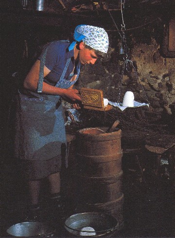preparazione del burro in alpeggio