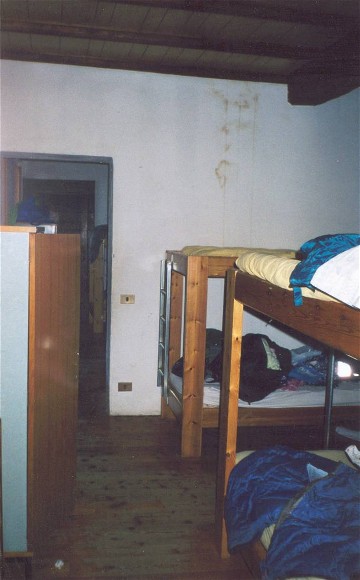 una camera al piano superiore