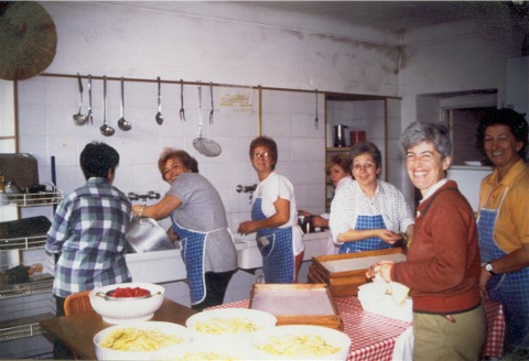 cuoche al lavoro nell'attrezzata cucina di Bagneri