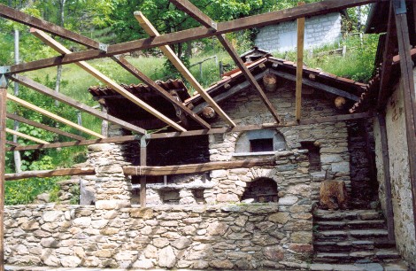 il forno all'esterno, per preparare pane, pizze, dolci...