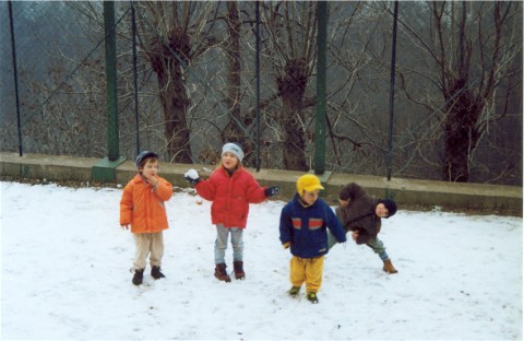 bambini felici di giocare sulla neve