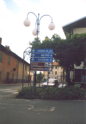 cartello a Muzzano con indicazioni per il Santuario di Graglia e il Tracciolino